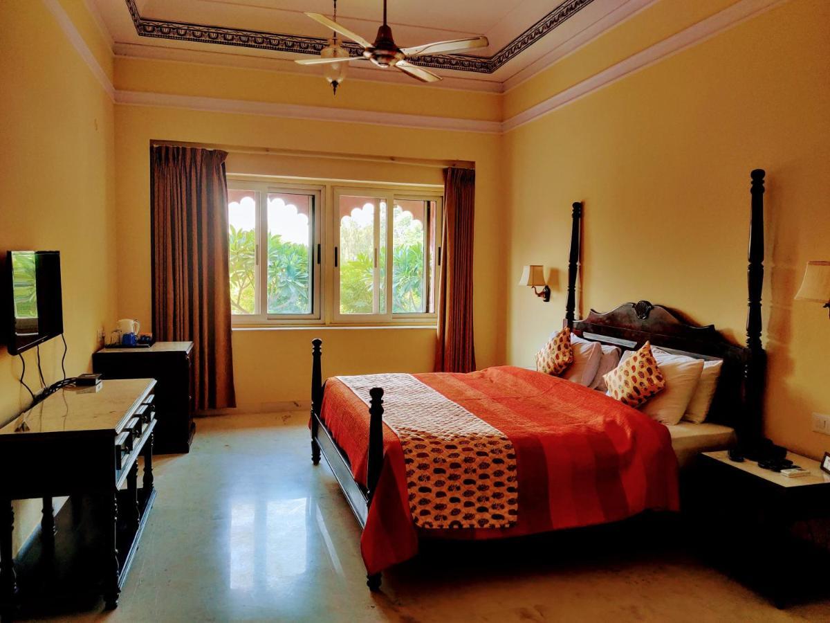 Umaid Palace - A Lakeside Heritage Palace Resort Near Jaipur Close To Bhangarh & Chand Baori Stepwell Abhaneri Dubbi Exterior photo