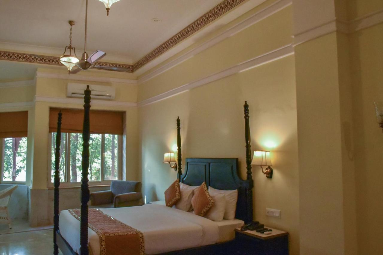 Umaid Palace - A Lakeside Heritage Palace Resort Near Jaipur Close To Bhangarh & Chand Baori Stepwell Abhaneri Dubbi Exterior photo