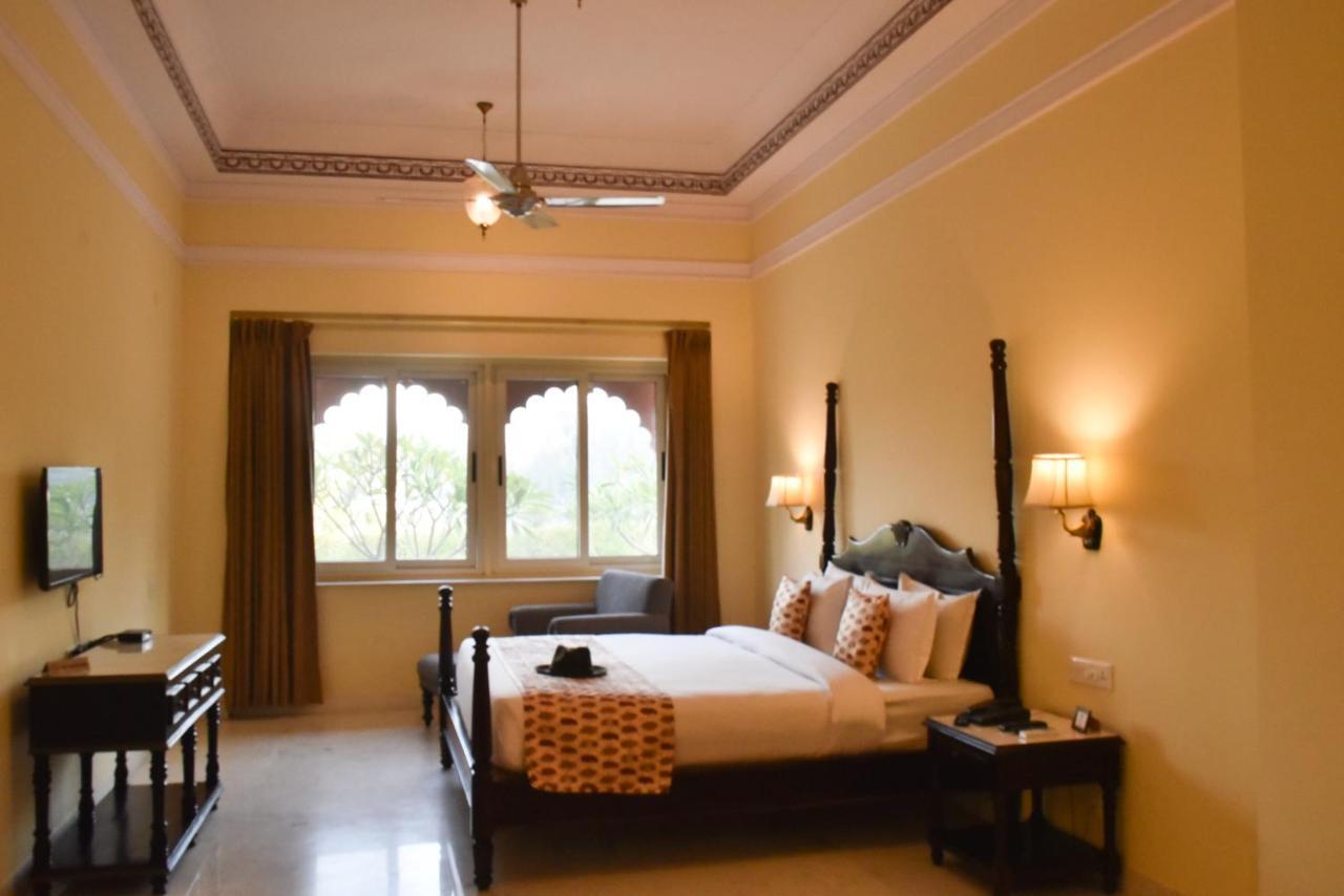 Umaid Palace - A Lakeside Heritage Palace Resort Near Jaipur Close To Bhangarh & Chand Baori Stepwell Abhaneri Dubbi Exterior photo
