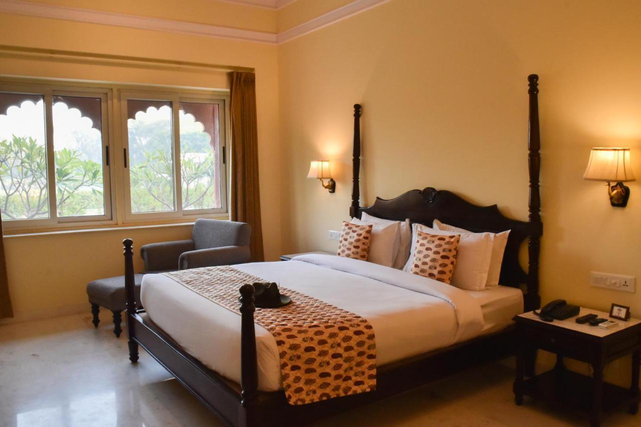 Umaid Palace - A Lakeside Heritage Palace Resort Near Jaipur Close To Bhangarh & Chand Baori Stepwell Abhaneri Dubbi Exterior photo