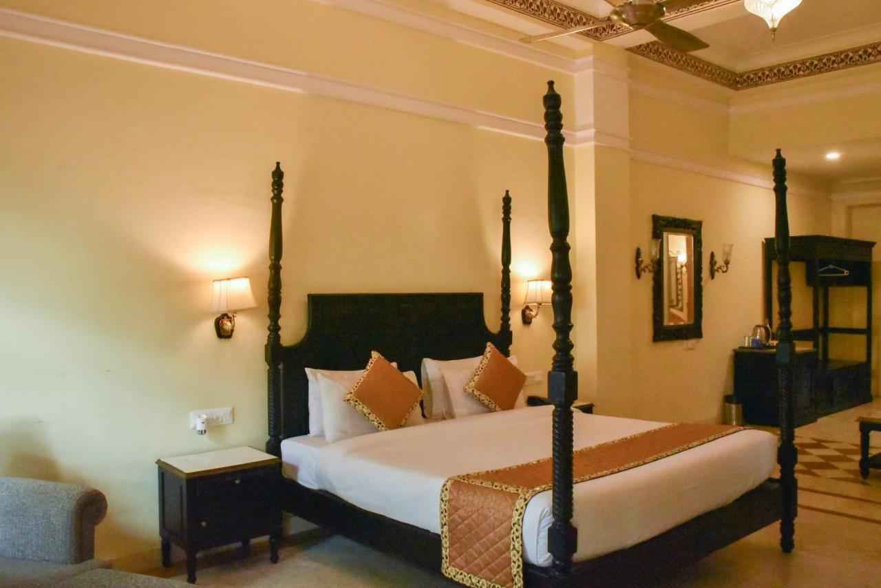 Umaid Palace - A Lakeside Heritage Palace Resort Near Jaipur Close To Bhangarh & Chand Baori Stepwell Abhaneri Dubbi Exterior photo
