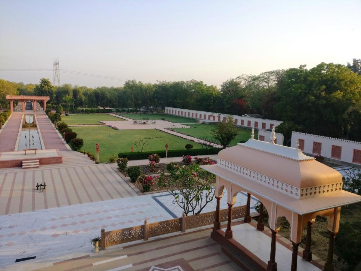 Umaid Palace - A Lakeside Heritage Palace Resort Near Jaipur Close To Bhangarh & Chand Baori Stepwell Abhaneri Dubbi Exterior photo