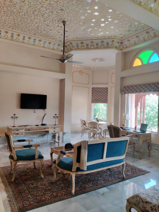 Umaid Palace - A Lakeside Heritage Palace Resort Near Jaipur Close To Bhangarh & Chand Baori Stepwell Abhaneri Dubbi Exterior photo