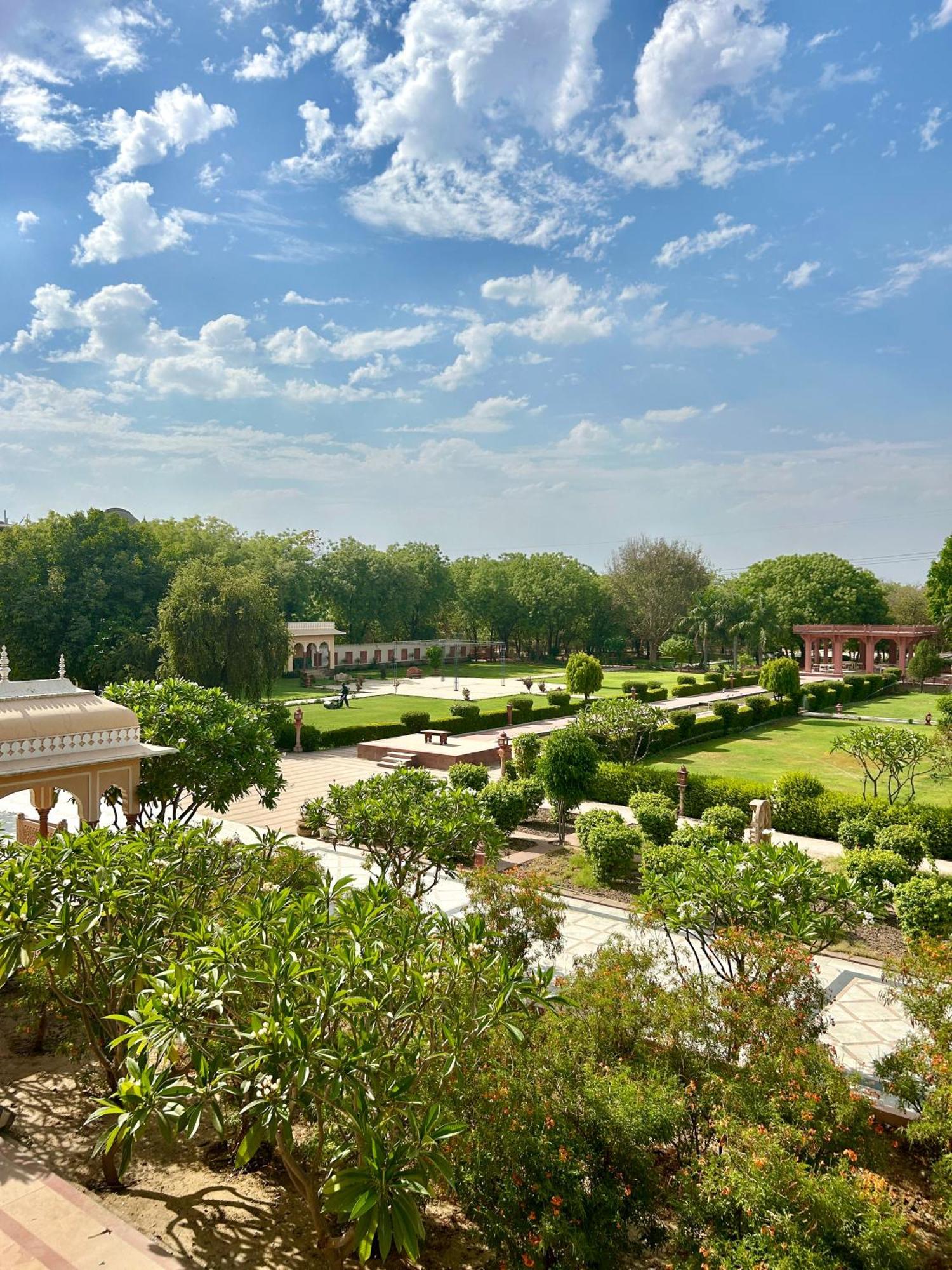Umaid Palace - A Lakeside Heritage Palace Resort Near Jaipur Close To Bhangarh & Chand Baori Stepwell Abhaneri Dubbi Exterior photo