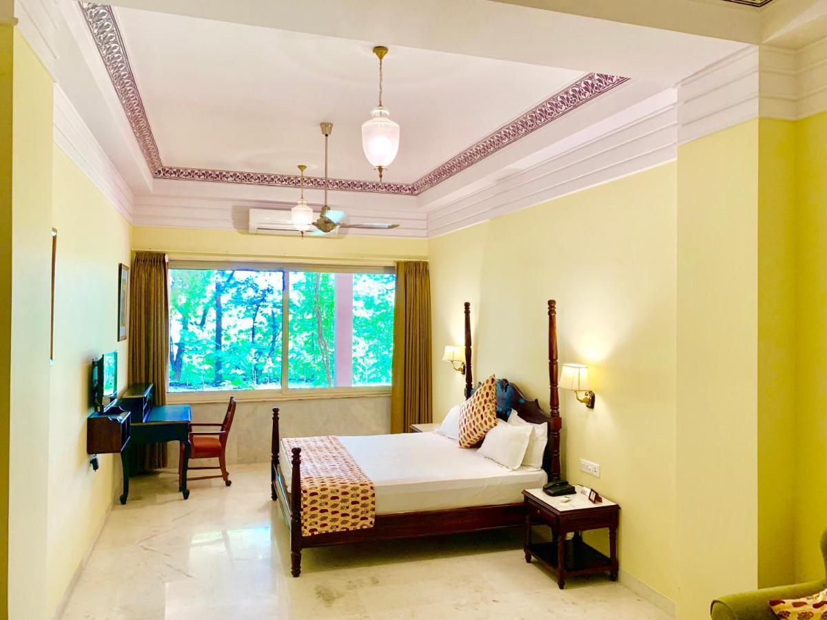 Umaid Palace - A Lakeside Heritage Palace Resort Near Jaipur Close To Bhangarh & Chand Baori Stepwell Abhaneri Dubbi Exterior photo